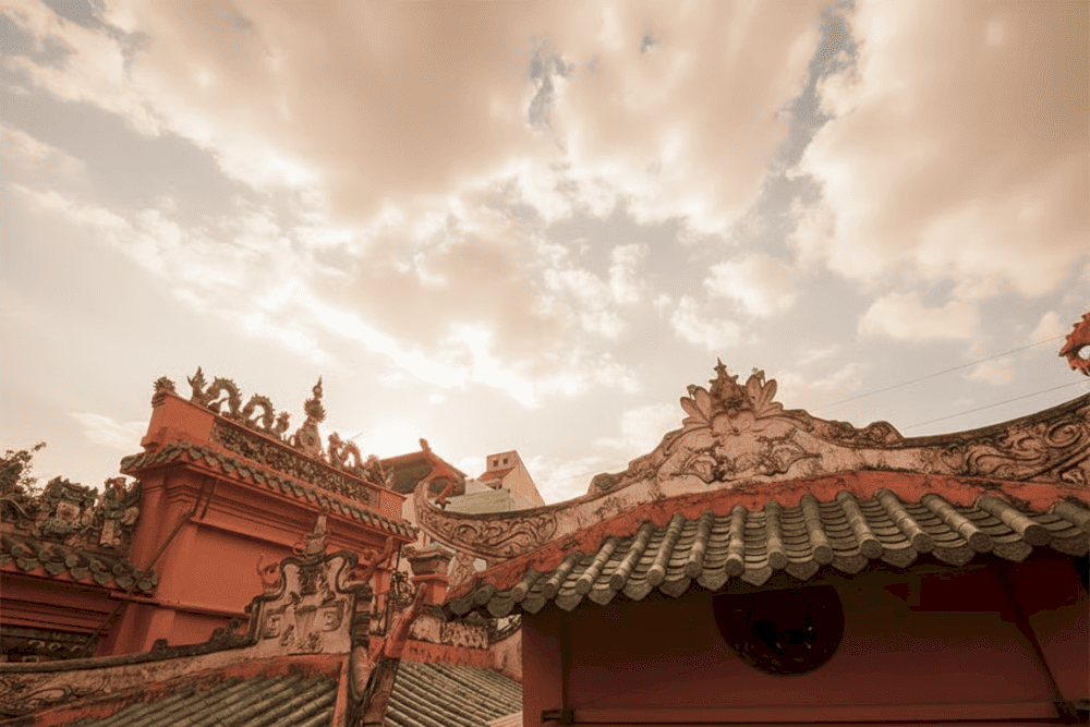 Bờ tường, g&oacute;c m&aacute;i được trang tr&iacute; đồ gốm tinh xảo